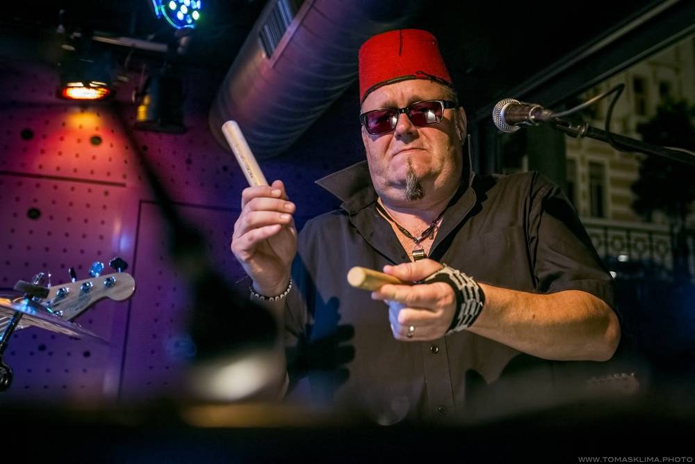 LIVE: Sto zvířat v horku zchladilo Pražany hity i humorem. Směly se sundavat podprsenky!