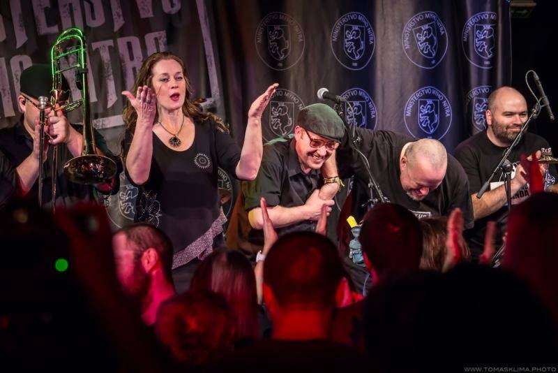 LIVE: Sto zvířat v horku zchladilo Pražany hity i humorem. Směly se sundavat podprsenky!