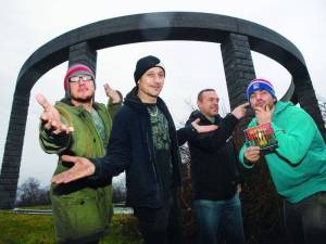 RECENZE: Sladkých dvacet! Wohnout v knize rekapitulují hlavně vizuální formou