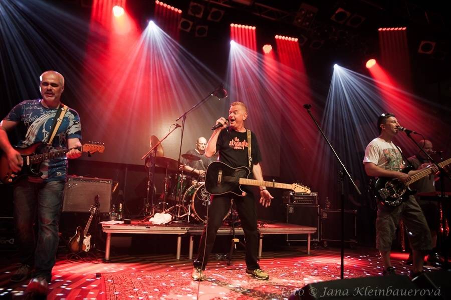 LIVE: Mňága a Žďorp označila Prahu za hlavní město reggae a vzkázala, ať se nebojíme silných