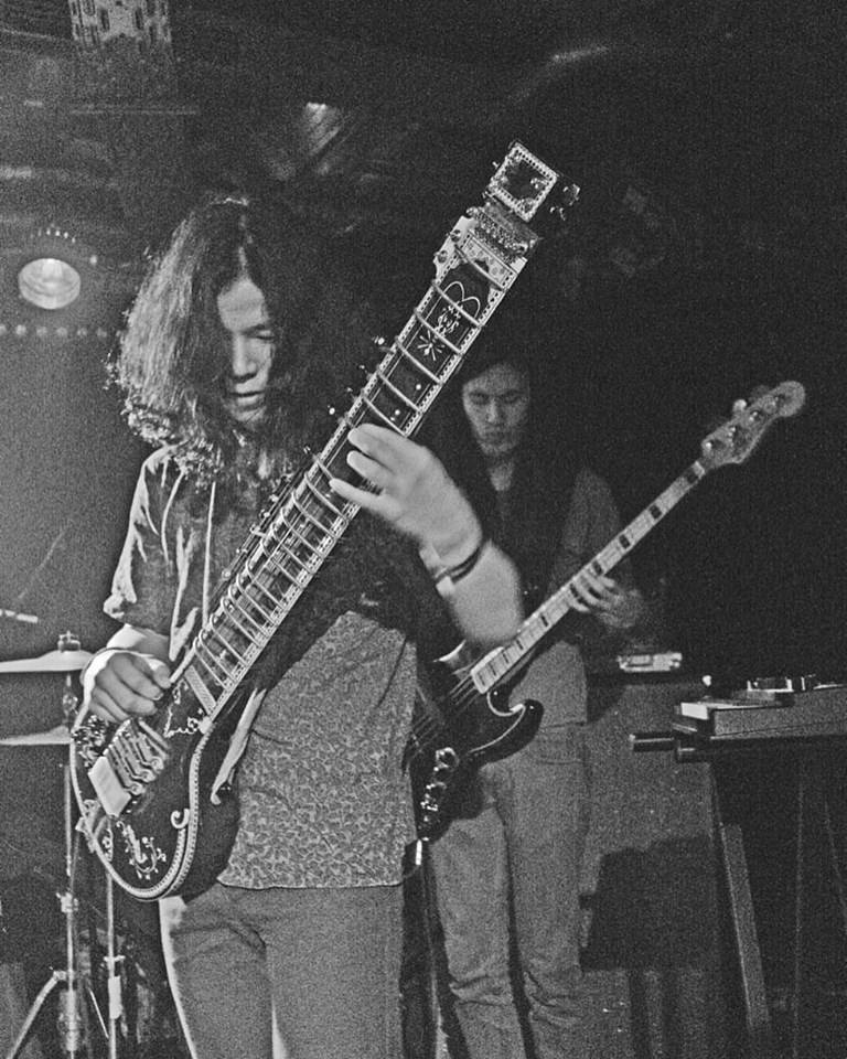 LIVE: Kikagaku Moyo roztančili narvanou Sedmičku za zvuků psychedelie