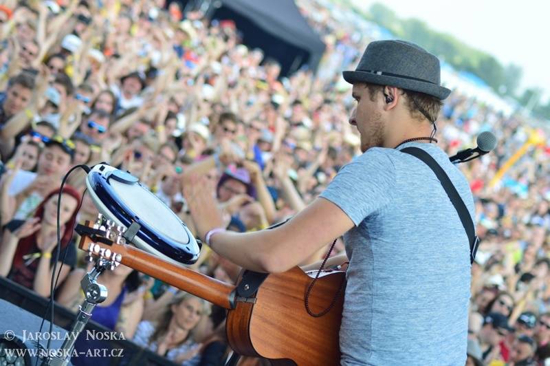 LIVE: Votvírák v Milovicích rozjásal první den tisíce lidí. Jiří Macháček políbil divačku, Rybičky 48 oslnili ohněm
