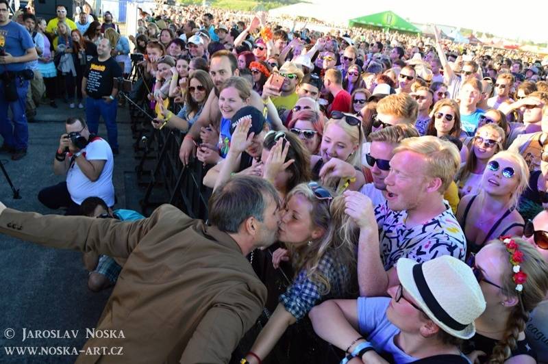 LIVE: Votvírák v Milovicích rozjásal první den tisíce lidí. Jiří Macháček políbil divačku, Rybičky 48 oslnili ohněm