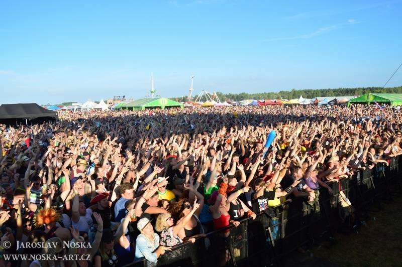 LIVE: Votvírák v Milovicích rozjásal první den tisíce lidí. Jiří Macháček políbil divačku, Rybičky 48 oslnili ohněm