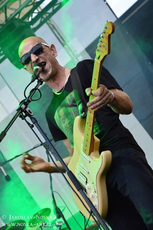 LIVE: Votvírák v Milovicích rozjásal první den tisíce lidí. Jiří Macháček políbil divačku, Rybičky 48 oslnili ohněm