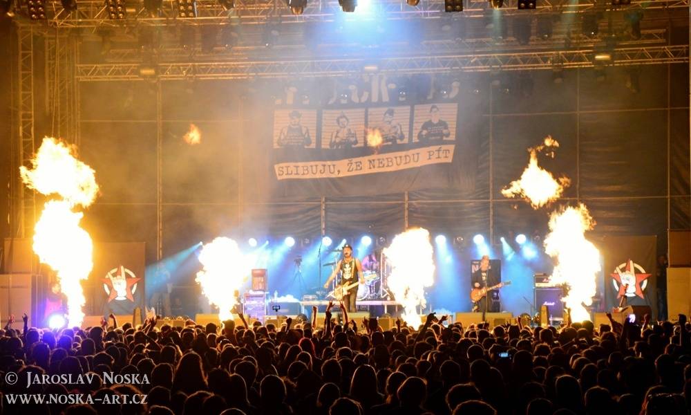 LIVE: Votvírák v Milovicích rozjásal první den tisíce lidí. Jiří Macháček políbil divačku, Rybičky 48 oslnili ohněm