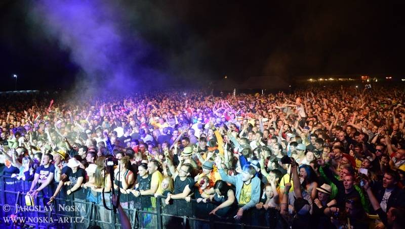 LIVE: Votvírák v Milovicích rozjásal první den tisíce lidí. Jiří Macháček políbil divačku, Rybičky 48 oslnili ohněm