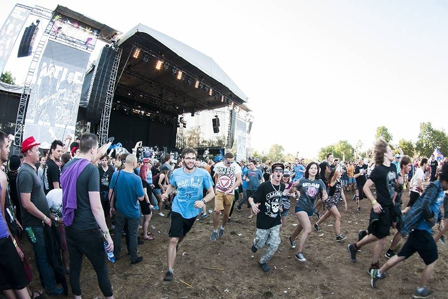 LIVE: Rock for People se na závěr vyznamenal politickými Massive Attack i energickými Enter Shikari