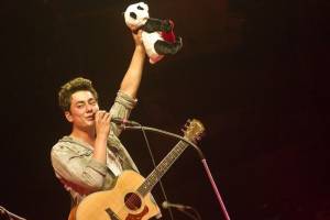 LIVE: Mirai fandili ve Žlutých lázních fotbalistům Francie. Na koncert přivedli i pandu