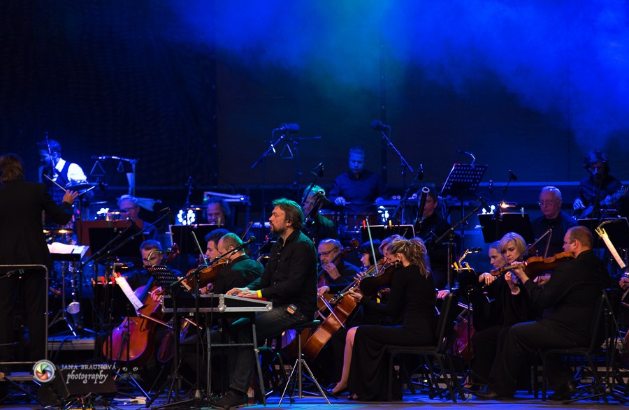 LIVE: Aneta Langerová potěšila koncertem s orchestrem. Odměnou jí byly luční květy od dětí