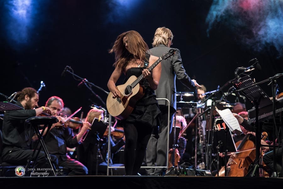 LIVE: Aneta Langerová potěšila koncertem s orchestrem. Odměnou jí byly luční květy od dětí