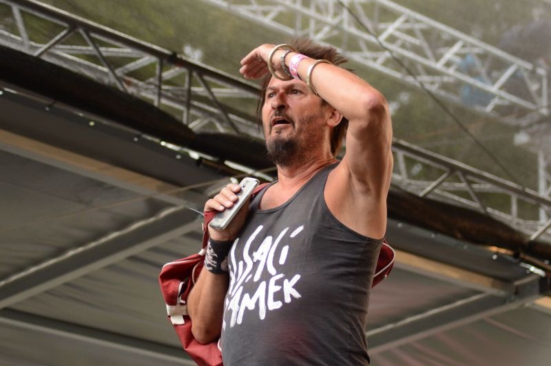 LIVE: Nabitý Vysočina fest: Kabát přivezl plamenomety, Jelen pokřtil vlčata