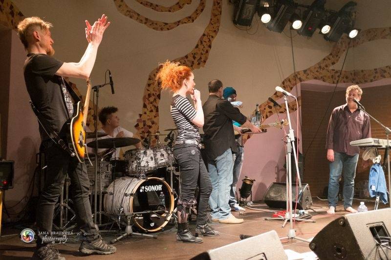 LIVE: Vzkříšení Precedens s Ivou Marešovou rozháněli Černý nebe ve Žlutých lázních