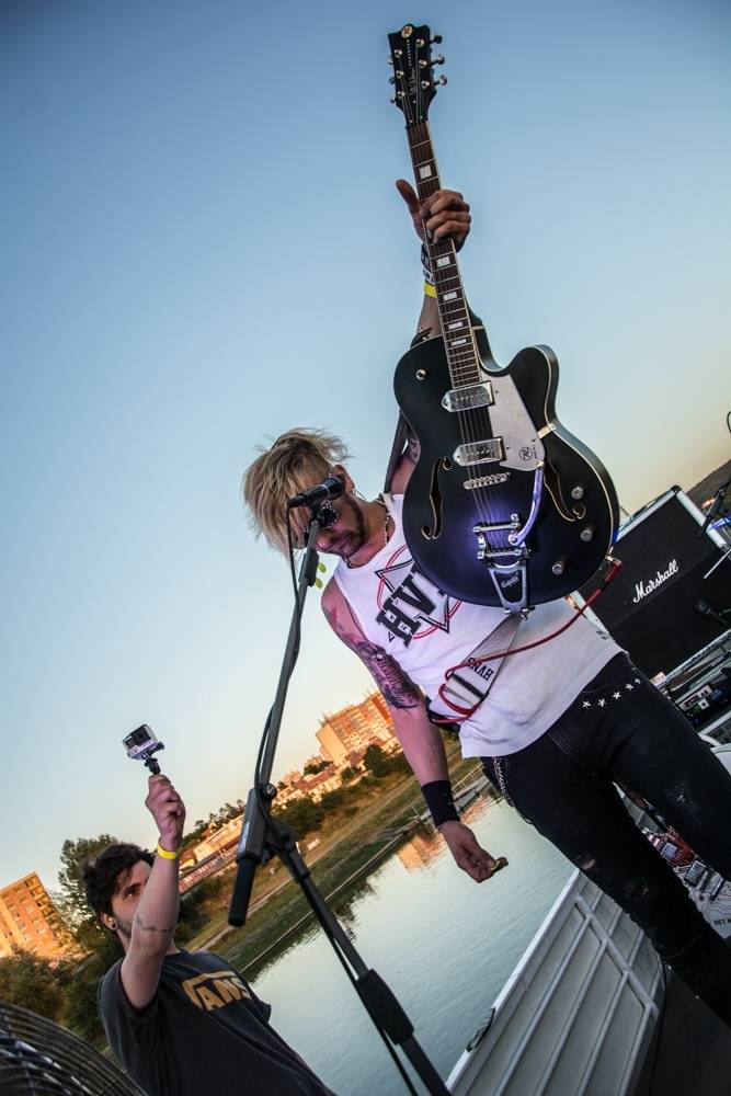 LIVE: Imodium a ukradenÝovoce si na parníku osvojili pražskou Náplavku