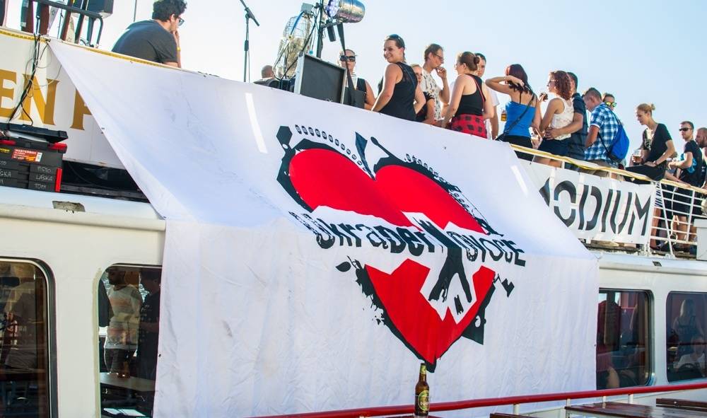 LIVE: Imodium a ukradenÝovoce si na parníku osvojili pražskou Náplavku