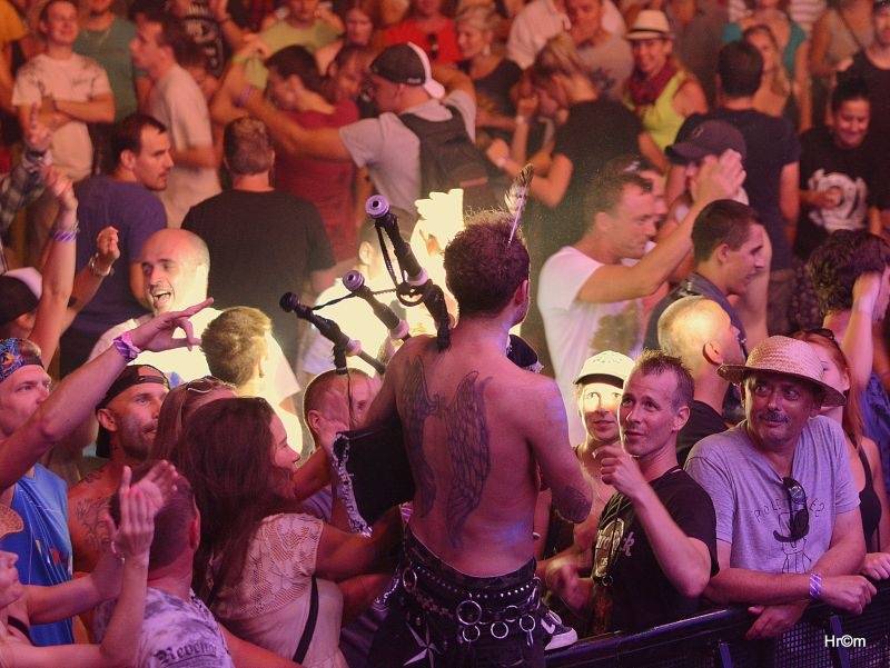 LIVE: Hrady CZ letos podruhé: Kunětická hora ve znamení Kabátu, tropického žáru a svobody Tibetu