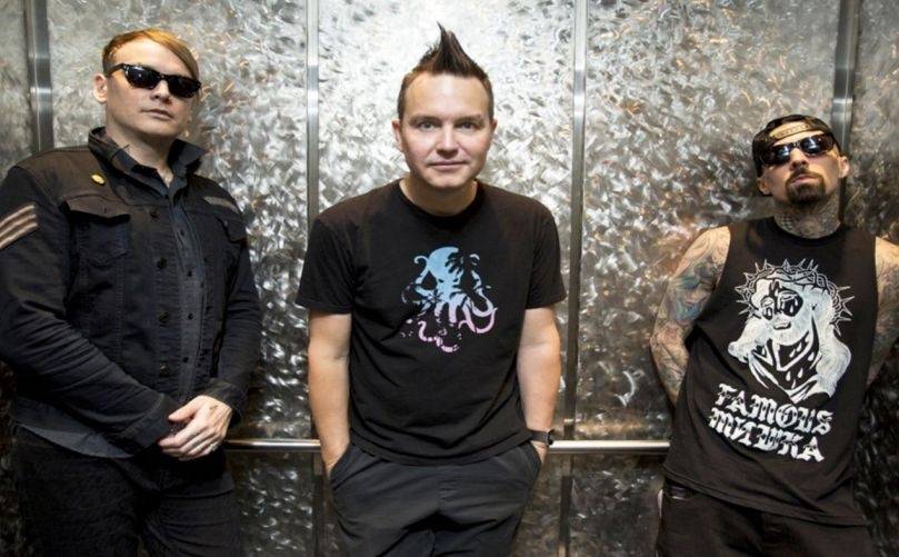 RECENZE: Blink-182 s novým zpěvákem, starým zvukem a plnou nůší nudy