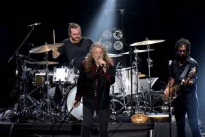 LIVE: I když Robert Plant občas bojoval s hlasem, v Plzni s world music i hity Led Zeppelin opět zářil