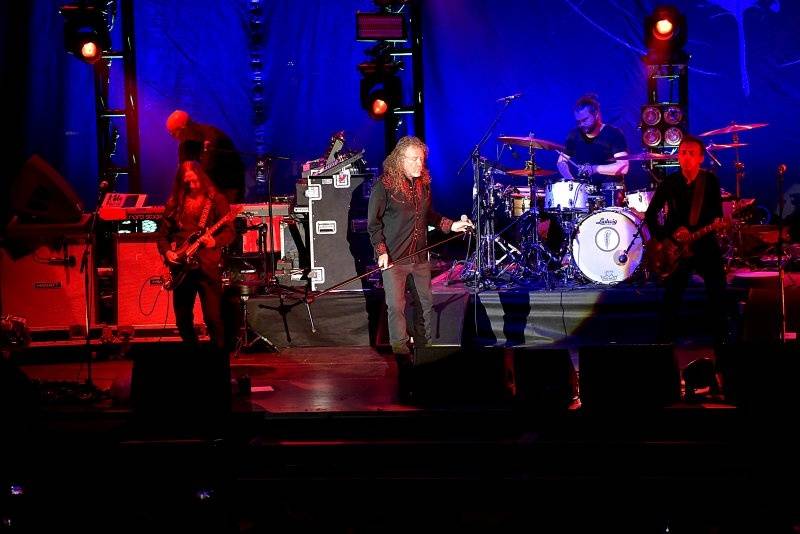 LIVE: I když Robert Plant občas bojoval s hlasem, v Plzni s world music i hity Led Zeppelin opět zářil