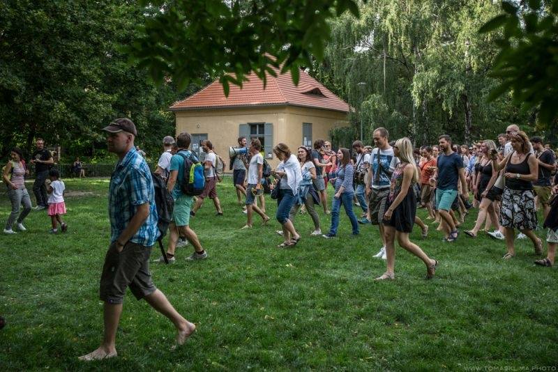 LIVE: Zrní strhli buskingem nejen pražskou Kampu