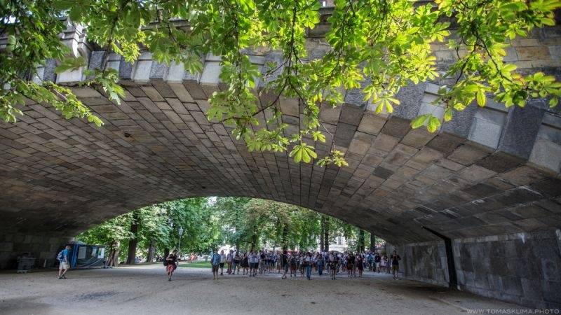 LIVE: Zrní strhli buskingem nejen pražskou Kampu