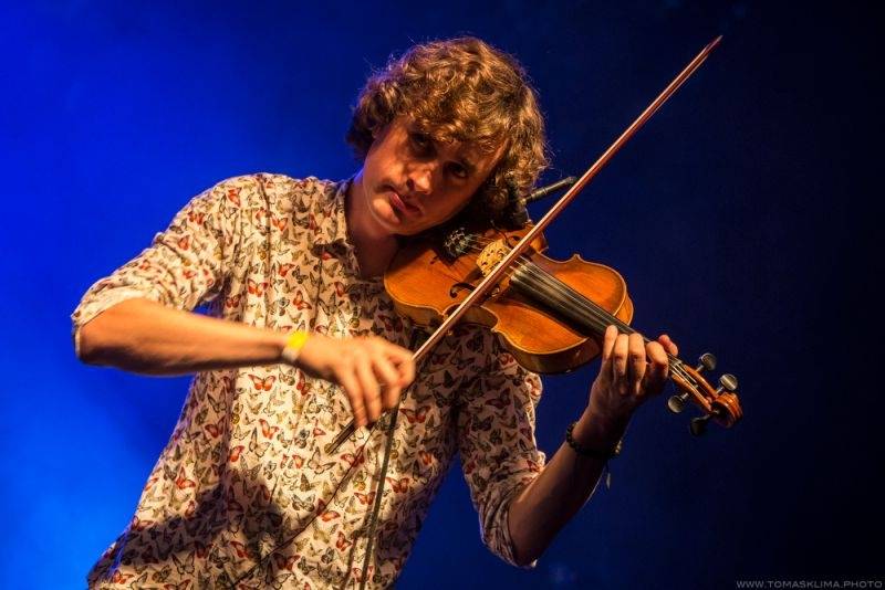 LIVE: Zrní strhli buskingem nejen pražskou Kampu