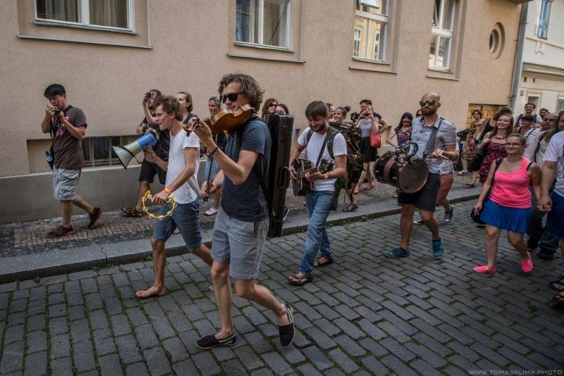 LIVE: Zrní strhli buskingem nejen pražskou Kampu