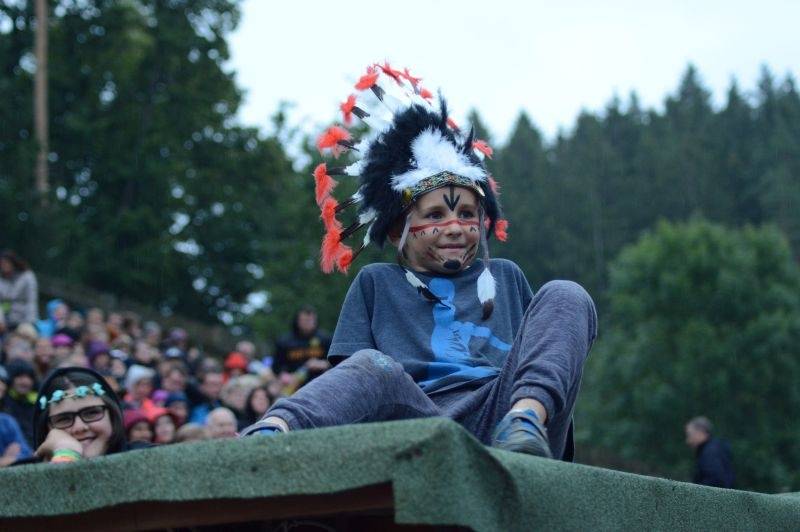 LIVE: Léto lásky pro děti i dospělé. Ewa Farna slavila narozeniny, Slza vyvolala davovou hysterii