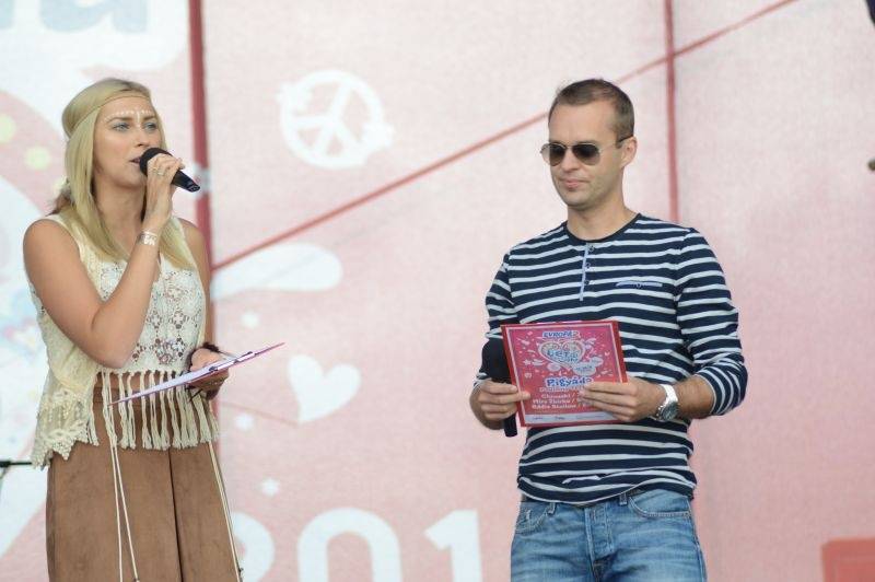 LIVE: Léto lásky pro děti i dospělé. Ewa Farna slavila narozeniny, Slza vyvolala davovou hysterii