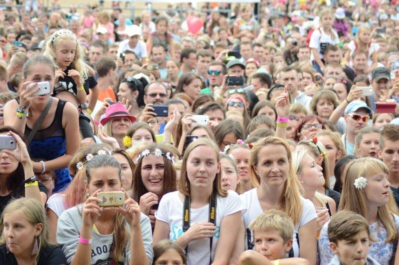 LIVE: Léto lásky pro děti i dospělé. Ewa Farna slavila narozeniny, Slza vyvolala davovou hysterii