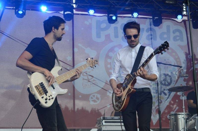 LIVE: Léto lásky pro děti i dospělé. Ewa Farna slavila narozeniny, Slza vyvolala davovou hysterii