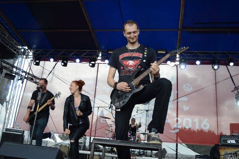 LIVE: Léto lásky pro děti i dospělé. Ewa Farna slavila narozeniny, Slza vyvolala davovou hysterii