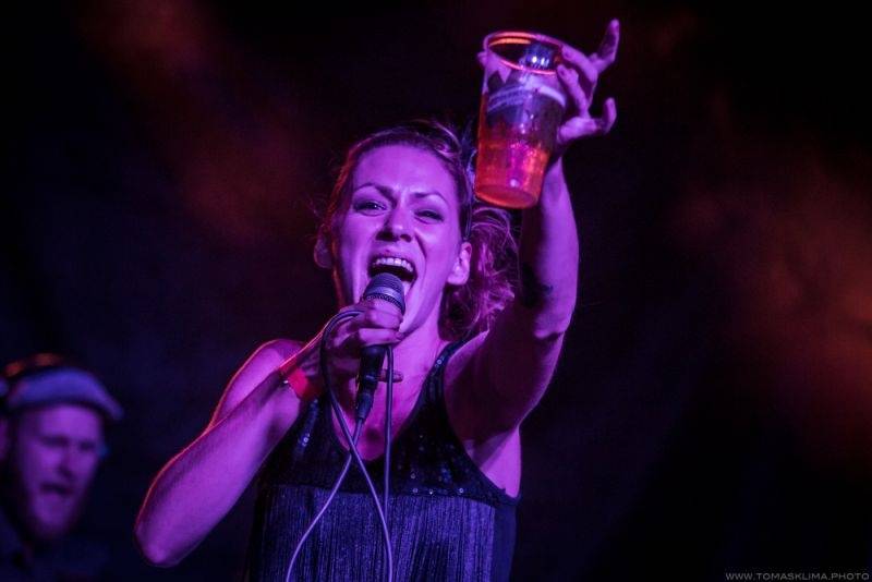 LIVE: Prahu roztančil electroswing, na Swing Me Prague přijeli i francouzští Caravan Palace