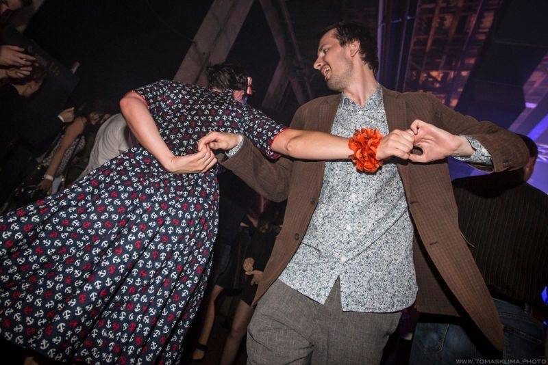 LIVE: Prahu roztančil electroswing, na Swing Me Prague přijeli i francouzští Caravan Palace