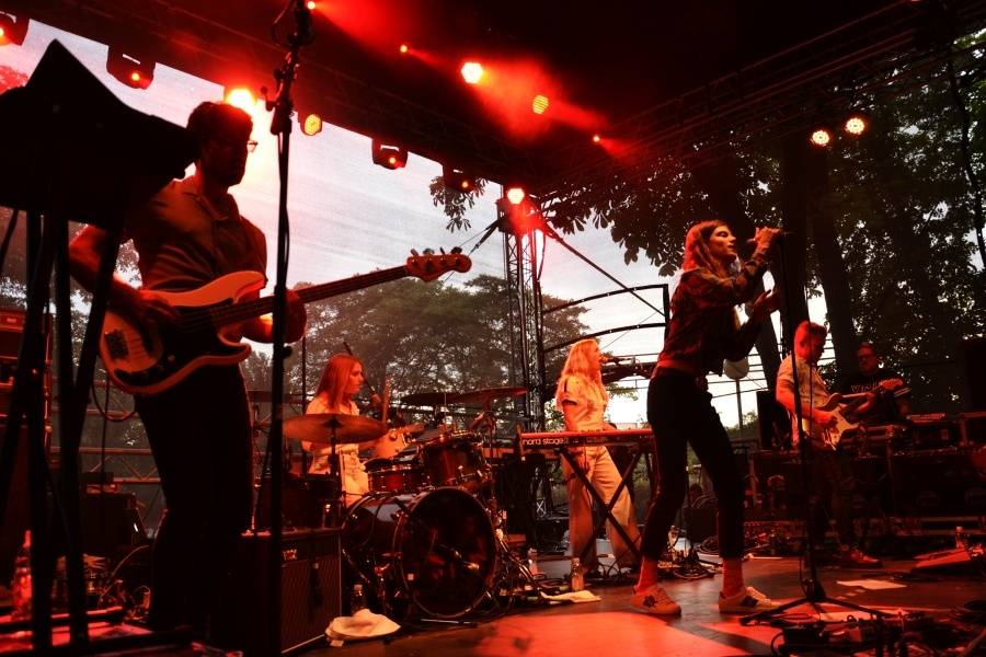 LIVE: The Neighbourhood - pozor na to, koho milujete