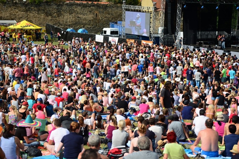 LIVE: David Koller si podmanil Okoř, hity Lucie odzpíval lépe než nedávno na obřím turné s kapelou