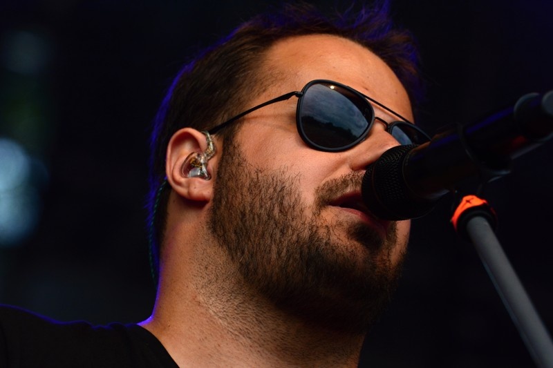 LIVE: David Koller si podmanil Okoř, hity Lucie odzpíval lépe než nedávno na obřím turné s kapelou