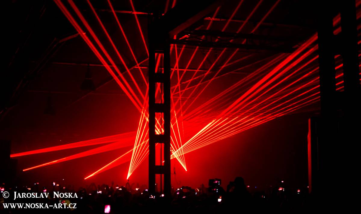 LIVE: Skrillex v Praze - profesionální diskotéková sauna