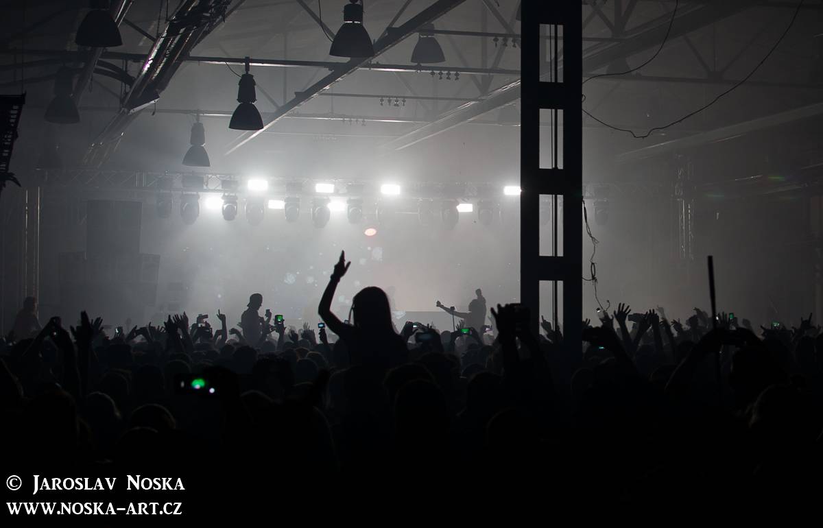 LIVE: Skrillex v Praze - profesionální diskotéková sauna