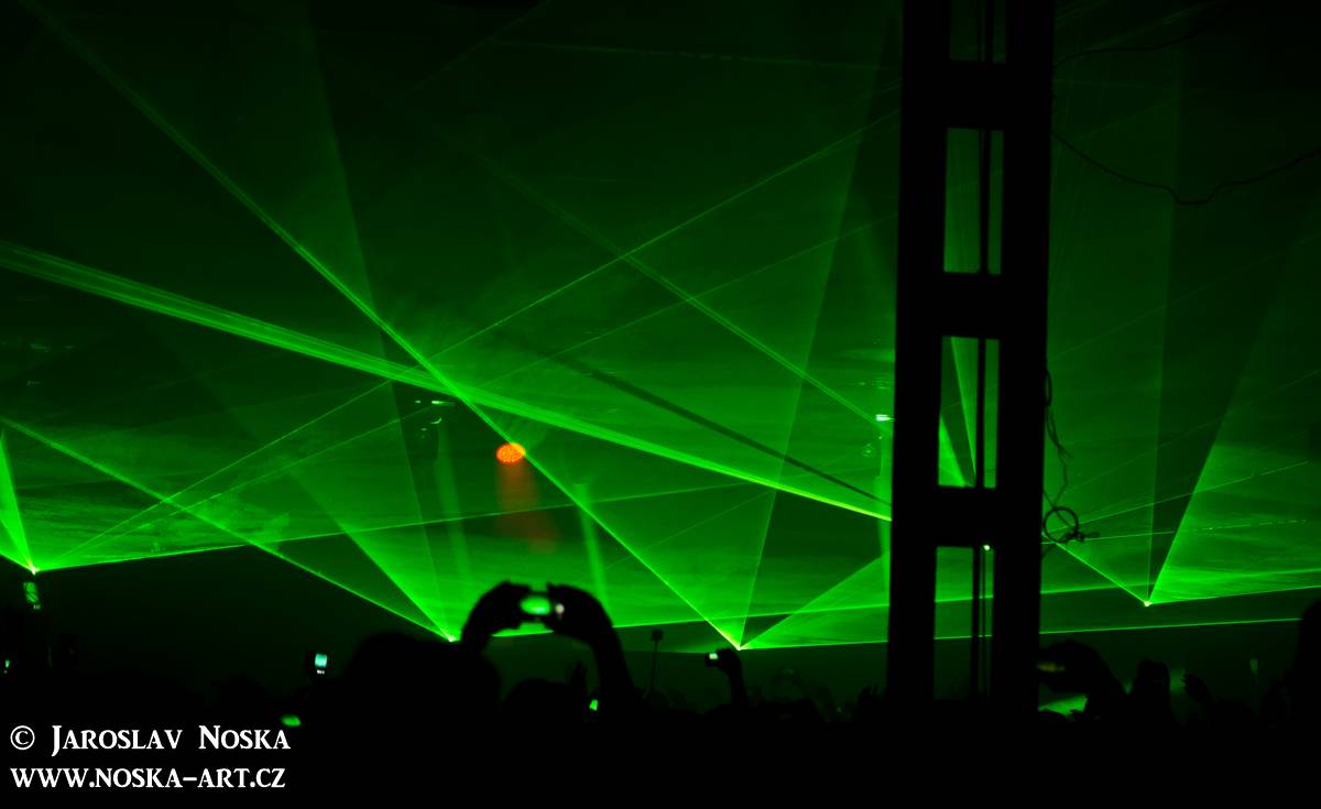 LIVE: Skrillex v Praze - profesionální diskotéková sauna