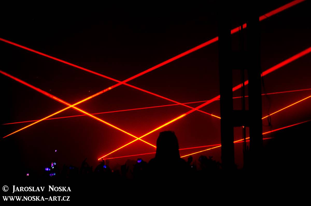 LIVE: Skrillex v Praze - profesionální diskotéková sauna