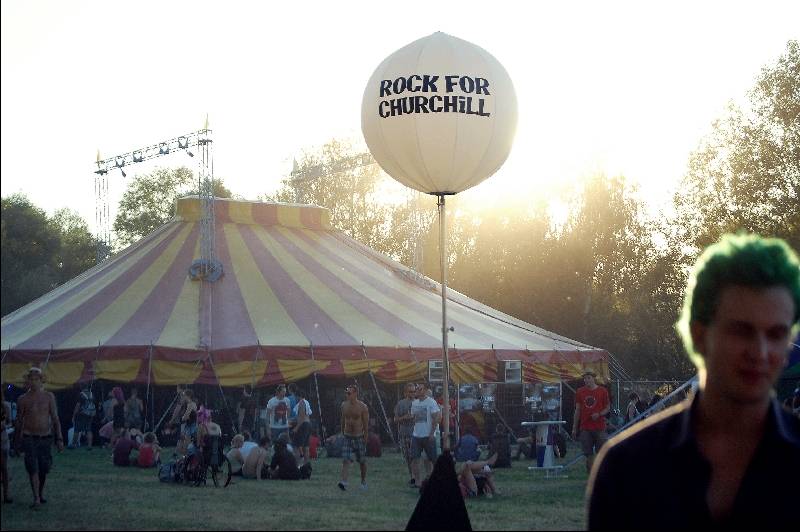 LIVE: Ve Vroutku to žilo! Rock For Churchill rozpálili Modestep, Nneka nebo Dub FX