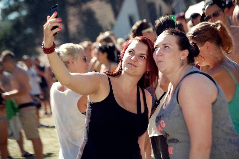 LIVE: Ve Vroutku to žilo! Rock For Churchill rozpálili Modestep, Nneka nebo Dub FX