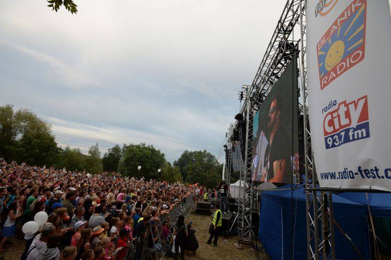LIVE: Vyprodaný Radiofest v Černošicích: Hity populárních kapel a hold vzdaný Věře Čáslavské