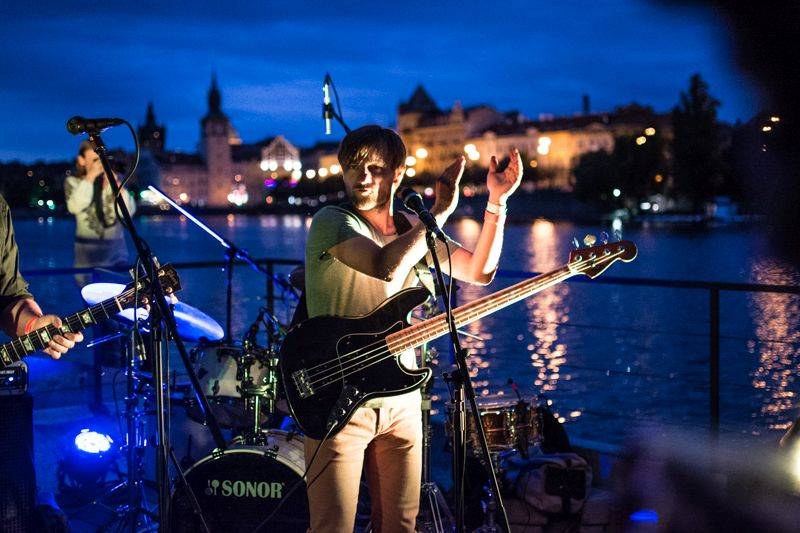 LIVE: Večer na Pontonu patřil silným písničkářům, na lodi zářili David Stypka i David Koller