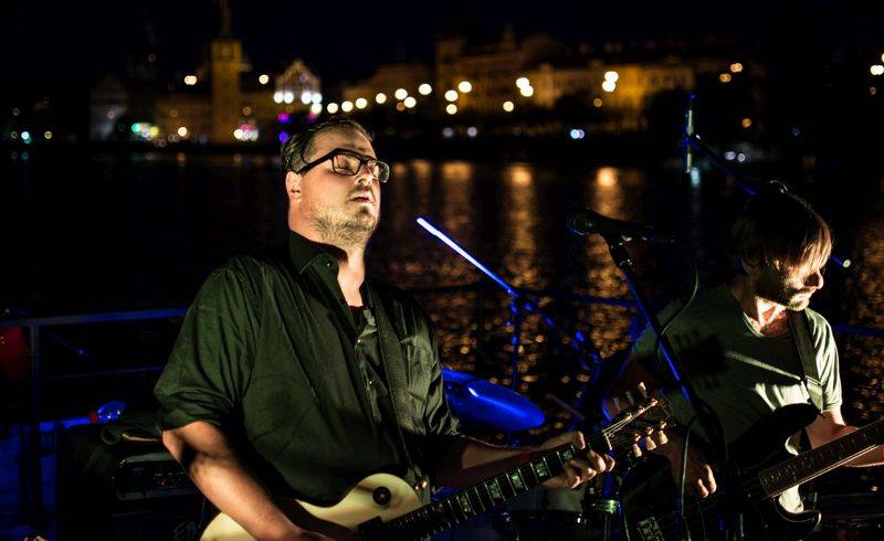 LIVE: Večer na Pontonu patřil silným písničkářům, na lodi zářili David Stypka i David Koller