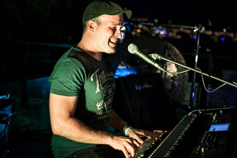 LIVE: Večer na Pontonu patřil silným písničkářům, na lodi zářili David Stypka i David Koller