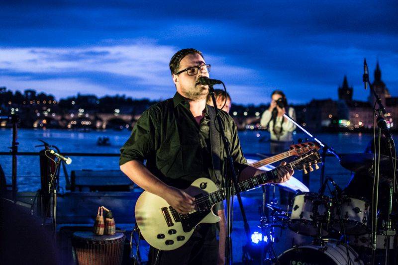 LIVE: Večer na Pontonu patřil silným písničkářům, na lodi zářili David Stypka i David Koller