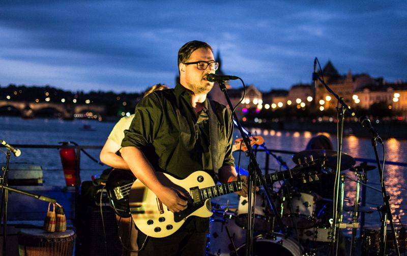LIVE: Večer na Pontonu patřil silným písničkářům, na lodi zářili David Stypka i David Koller