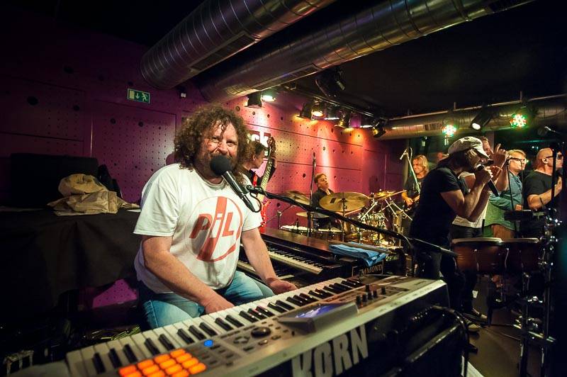 LIVE: Funky uragán J.A.R. kope za mír a je Potomek Prahy!